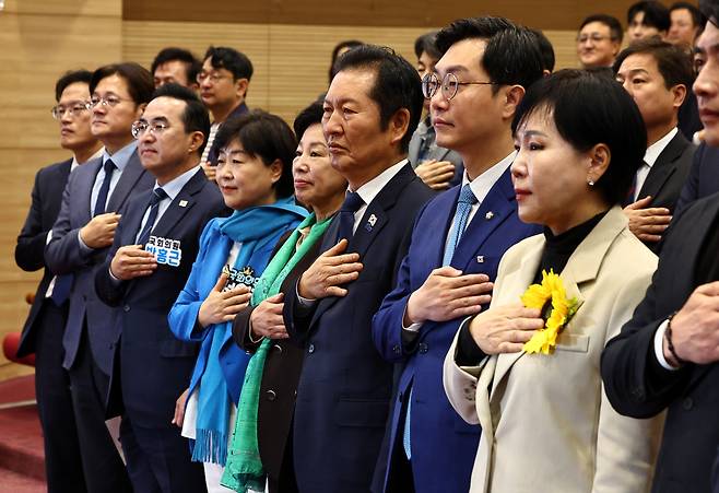 서울 여의도 국회 의원회관에서 열린 '민주당 서울시당 천만의 꿈 경청단 출범식'. 왼쪽부터 박주민 의원, 홍익표 전 의원, 박홍근 의원, 서영교 의원, 남인순 의원, 정청래 대표, 장경태 서울시당 위원장, 전현희 최고위원.(뉴시스)