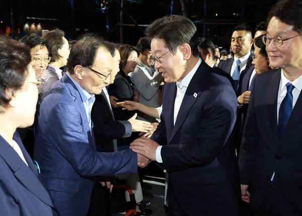 국무총리를 지낸 이해찬 민주평화통일자문회의 수석부의장이 25일 베트남에서 치료 중 별세했다고 민주평통이 밝혔다. 향년 73세. 사진은 2025년 8월 15일 서울 광화문광장에서 열린 제21대 대통령 국민임명식에서 이재명 대통령과 악수하는 이해찬 전 총리 모습. 2026.1.25. 연합뉴스 자료사진.