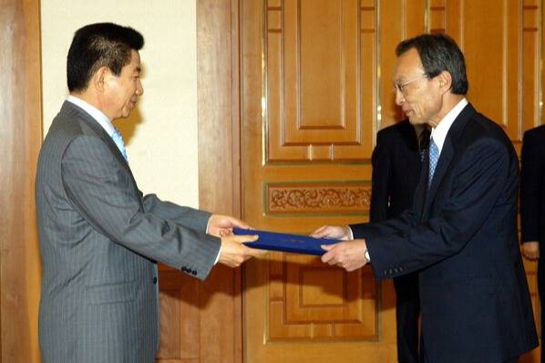 2004년 6월 30일 당시 신임 국무총리에 임명된 이해찬 민주평통 수석부의장이 고 노무현 전 대통령에게 임명장을 받는 모습. 연합뉴스 자료사진