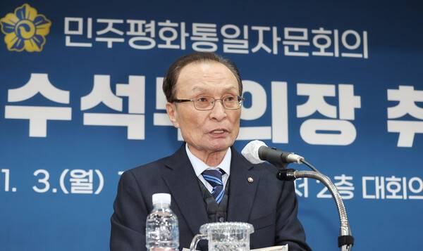 이해찬&nbsp;전 총리가 3일 서울 중구 민주평화통일자문회의 사무처에서 열린 제22기 민주평화통일자문회의 수석부의장 취임식에서 취임사 하고 있다. 2025.11.3. 연합뉴스