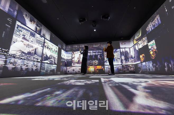 KT 온마루 빛의 중정에서 1982년 세계에서 열 번째로 개발에 성공한 대한민국의 전화 교환기 ‘TDX’를 주제로 한 미디어 아트 영상이 상영되고 있다.(사진=KT)