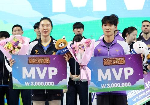 현대건설 양효진(왼쪽)과 삼성화재 김우진이 올스타전 MVP에 선정된 뒤 기념촬영을 하고 있다. 사진=연합뉴스