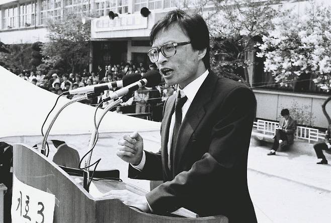 국무총리를 지낸 이해찬 민주평화통일자문회의 수석부의장이 25일 베트남에서 치료 중 별세했다고 민주평통이 밝혔다. 향년 73세. 사진은 1988년 3월 31일 제13대 총선에 출마한 관악구 이해찬 후보의 유세. (사진=연합뉴스).