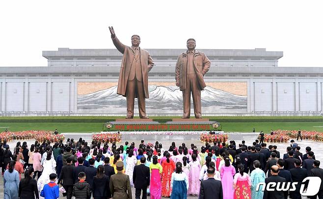 (평양 노동신문=뉴스1) = 북한 만수대언덕의 김일성 주석과 김정일 국방위원장의 동상. [국내에서만 사용가능. 재배포 금지. DB 금지. For Use Only in the Republic of Korea. Redistribution Prohibited] rodongphoto@news1.kr