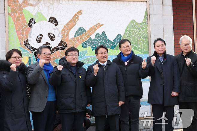22일 광주 북구 생용동 우치공원 동물원에서 김성환 기후에너지환경부 장관이 강기정 시장 함께 판다벽화 앞에서 기념사진을 찍고 있다. 2026.1.22/뉴스1 ⓒ News1 박지현 기자