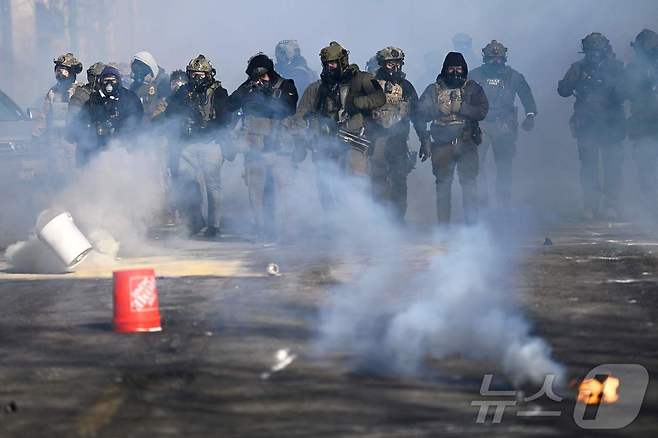 24일(현지시간) 미국 미네소타주 미니애폴리스에서 연방요원들과 시위대가 충돌하고 있다. 2026.01.24 ⓒ AFP=뉴스1 ⓒ News1 이지예 객원기자