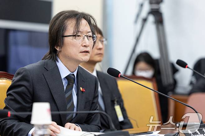 주병기 공정거래위원장이 30일 서울 여의도 국회에서 열린 제430회국회(임시회) 쿠팡 침해사고 및 개인정보 유출, 불공정 거래, 노동환경 실태 파악과 재발방지 대책 마련을 위한 연석 청문회에 출석해 의원 질의에 답변하고 있다. 2025.12.30/뉴스1 ⓒ News1 이승배 기자