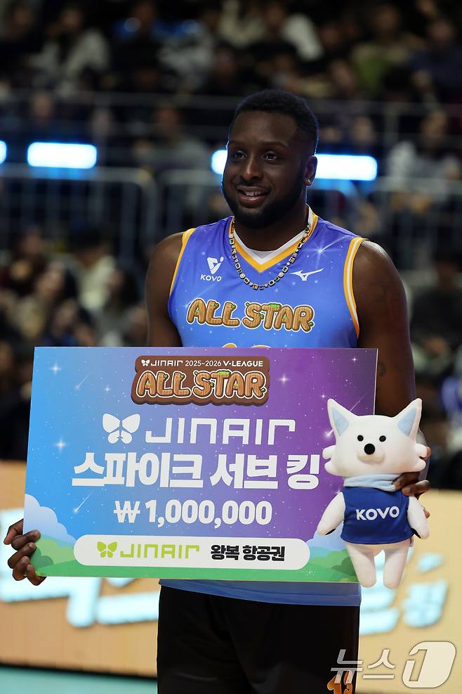 25일 오후 강원 춘천 호반체육관에서 열린 프로배구 '2025-2026 진에어 V리그 올스타전' 스파이크서브 킹 콘테스트에서 우승을 차지한 K-스타 베논이 기뻐하고 있다. 2026.1.25/뉴스1 ⓒ News1 황기선 기자