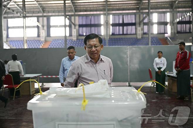 민 아웅 흘라잉 최고사령관이 미안마 총선 마지막 3단계 투표일인 25일(현지시간) 만달레이 투표소에서 봉인된 투표함을 보고 있다. 2026.1.25 ⓒ AFP=뉴스1 ⓒ News1 김경민 기자