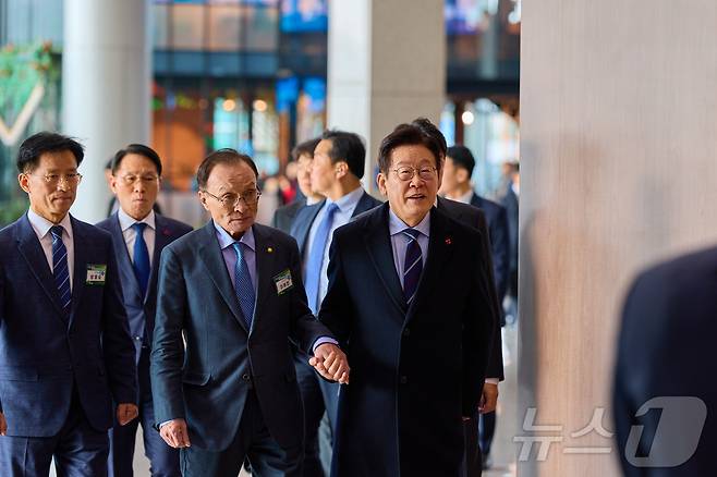 이재명 대통령과 이해찬 민주평화통일자문회의 수석부의장이 지난해 12월 2일 경기 고양시 킨텍스에서 열린 제22기 민주평화통일자문회의 출범회의에 참석한 모습. (대통령실 제공. 재판매 및 DB 금지) 2025.12.2/뉴스1 ⓒ News1 이재명 기자