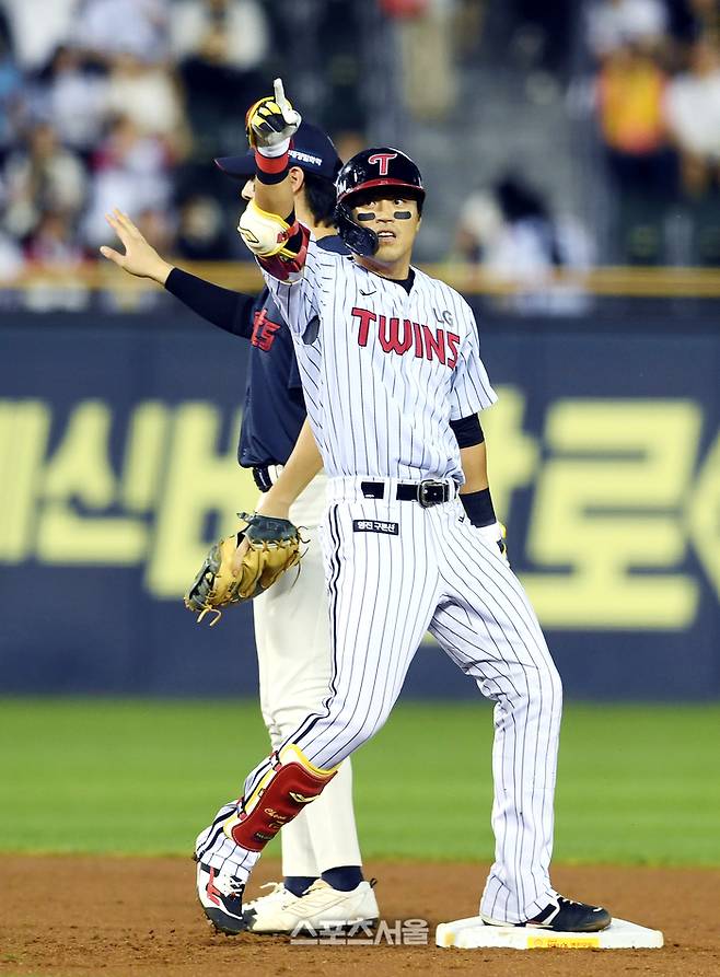 LG 천성호가 2일 잠실구장에서 열린 2025 KBO리그 롯데와 경기 3회말 무사 롯데 선발투수 박세웅을 상대로 2루타를 치고 세리머니를 하고 있다. 잠실 | 박진업 기자 upandup@sportsseoul.com