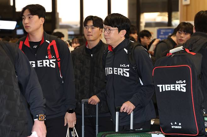 KIA 양현종(가운데)이 선수들과 함께 김포국제공항을 통해 출국하고 있다. KIA 선수단은 일본에서 2026 스프링캠프를 치른다. 사진 | KIA 타이거즈
