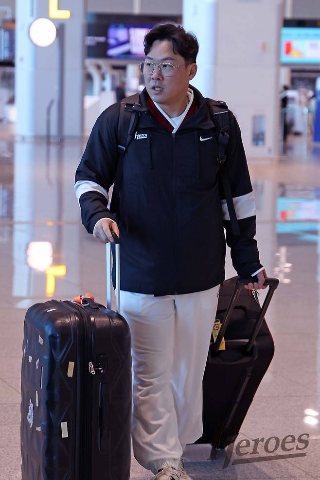 키움  안치홍이 22일 인천국제공항 제2여객터미널을 통해 스프링캠프가 열리는 대만 가오슝으로 출국하고 있다. 사진 | 키움 히어로즈
