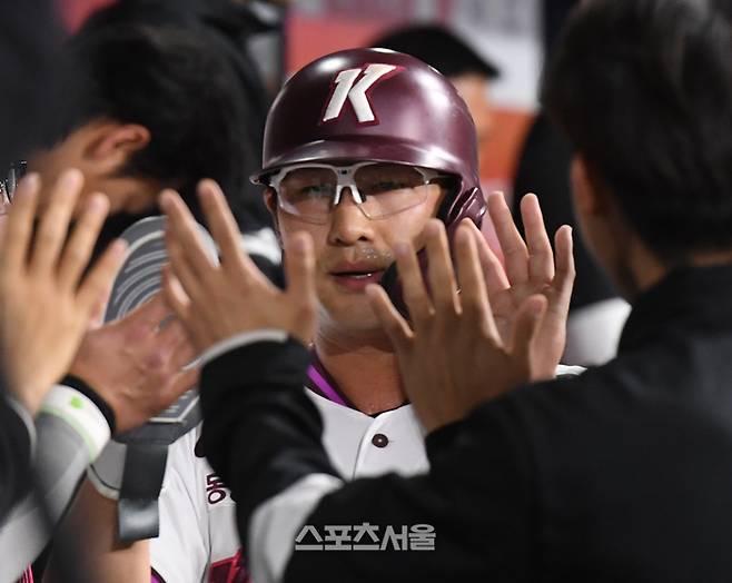 키움 임지열이 22일 서울 고척스카이돔에서 열린 2025 KBO리그 두산과 경기 2회말 1사 1-2루 상황에서 오선진의 1타점 2루타 때 2루에서 홈으로 뛰어 득점한 뒤 동료들과 하이파이브를 하고 있다. 고척 | 박진업 기자 upandup@sportsseoul.com