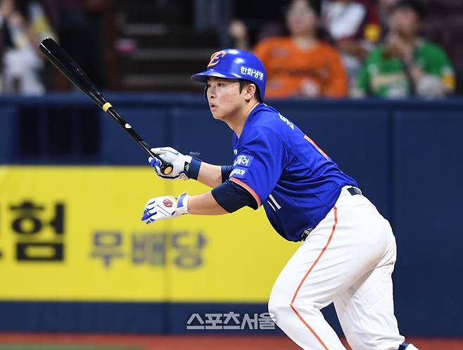 한화 문현빈이 27일 서울 고척스카이돔에서 열린 2025 KBO리그 키움과 경기 8회초 1사1루 1타점 좌중간 2루타를 친 후 타구를 바라보고 있다. 고척 | 최승섭기자 thunder@sportsseoul.com