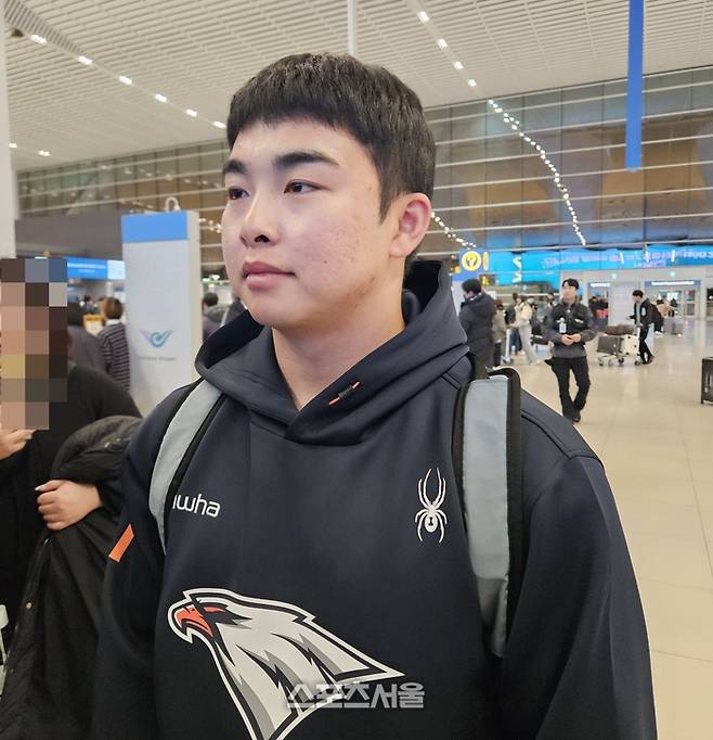 한화 문현빈이 23일 인천국제공항에서 2026 스프링캠프 출국 전 인터뷰에 응했다. 인천국제공항 | 김동영 기자 raining99@sportsseoul.com