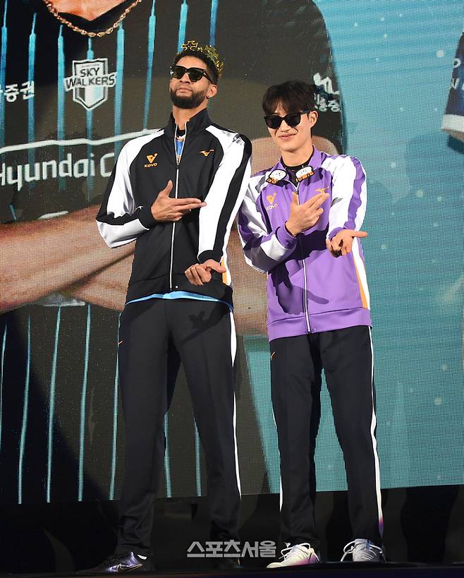 레오, 김우진이 25일 춘천 호반체육관에서 열린 2025-2026 V-리그 올스타전에서 입장하며 세리머니를 하고 있다.  2026. 1. 25. 춘천 | 최승섭기자 thunder@sportsseoul.com