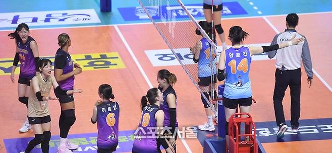 K-스타 양효진이 25일 춘천 호반체육관에서 열린 2025-2026 V-리그 올스타전에서 편파판정을 하고 있다.  2026. 1. 25. 춘천 | 최승섭기자 thunder@sportsseoul.com