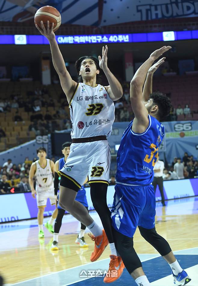 창원 LG 칼 타마요가 12일 서울 잠실실내체육관에서 열린 2025~2026 프로농구 서울 삼성과 경기에서 슛을 시도하고 있다. 잠실 | 최승섭기자 thunder@sportsseoul.com