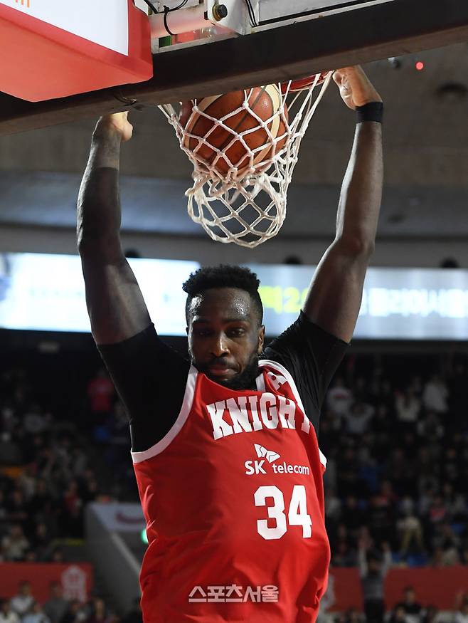 SK 자밀 워니가 17일 잠실학생체육관에서 열린 2025~2026 프로농구 KT와 경기에서 덩크를 하고 있다. 잠실학생 | 박진업 기자 upandup@sportsseoul.com