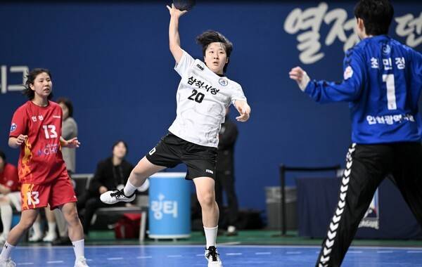 로빙슛을 가져가는 삼척시청 박찬희. /사진=KOHA