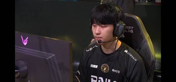 BNK 피어엑스가 T1의 중·후반 교전 설계를 정면으로 흔들며 승부를 원점으로 돌렸다. 랩터의 과감한 정글 동선과 신드라-자르반 조합의 완성도가 빛난 한 판이었다. (T1 & BNK피어엑스= 1:1). /사진=네이버 치지직 라이브영상 캡처)