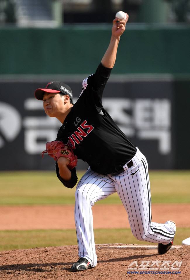 2023 KBO리그 시범경기 롯데 자이언츠와 LG 트윈스의 경기가 19일 부산 사직구장에서 열렸다. LG 조원태가 역투하고 있다. 부산=박재만 기자 pjm@sportschosun.com/2023.03.19/