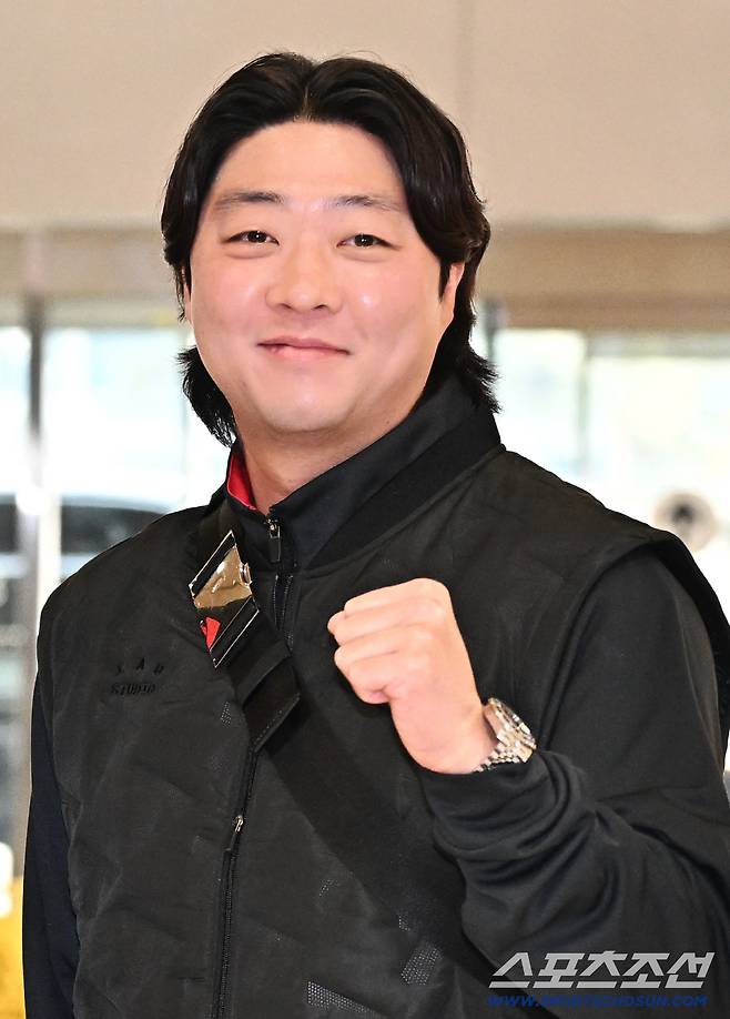 23일 오후 KIA 타이거즈 선수단이 김포공항을 통해 전지훈련이 열리는 일본으로 출국했다. 포즈를 취하고 있는 KIA 김범수. 김포공항=송정헌 기자songs@sportschosun.com/2026.01.23/