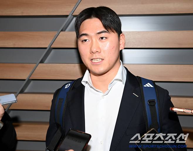 두산 베어스 선수단이 23일 인천공항을 통해 전지훈련지인 호주 시드니로 출국했다. 윤준호가 인터뷰를 하고 있다. 인천공항=허상욱 기자wook@sportschosun.com/2026.01.23/