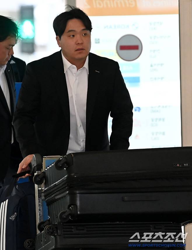 두산 베어스 선수단이 23일 인천공항을 통해 전지훈련지인 호주 시드니로 출국했다. 김기연이 출국장으로 들어서고 있다. 인천공항=허상욱 기자wook@sportschosun.com/2026.01.23/
