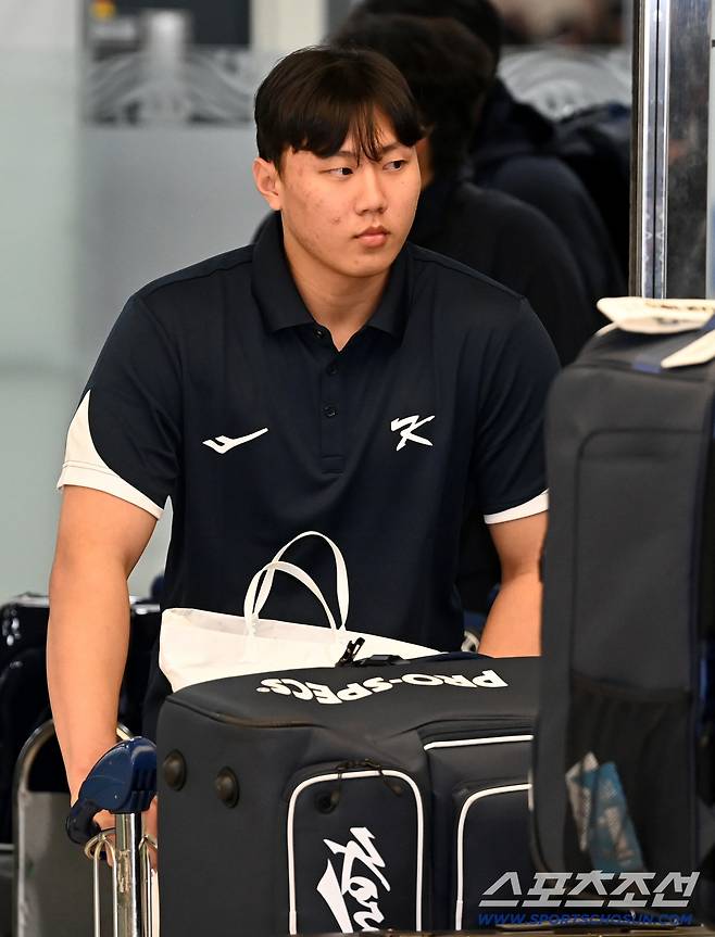 대한민국 야구대표팀이 일본 도쿄돔에서 열린 한일 친선전을 마치고 17일 김포국제공항을 통해 귀국했다. 입국장을 빠져나가는 배찬승의 모습. 김포공항=허상욱 기자wook@sportschosun.com/2025.11.17/