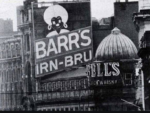 아이언 브루는 영국 산업 도시 노동자들의 인기 음료로 등극했다. 사진은 20세기 중반 스코틀랜드의 아이언 브루 광고판. 레딧 캡처