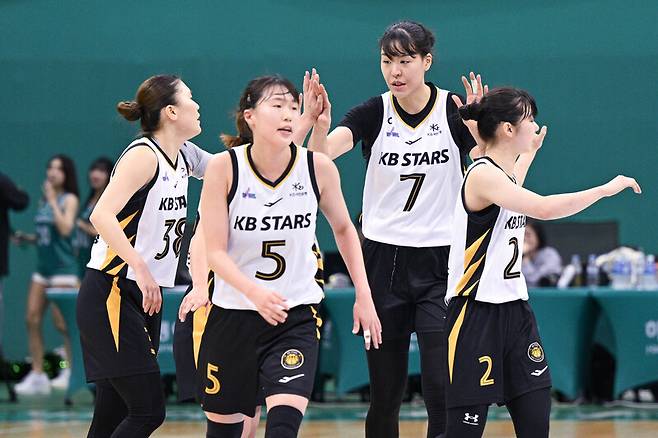 [BK 리뷰] ‘4명 두 자릿수 득점’ KB, 1위 하나은행 제압