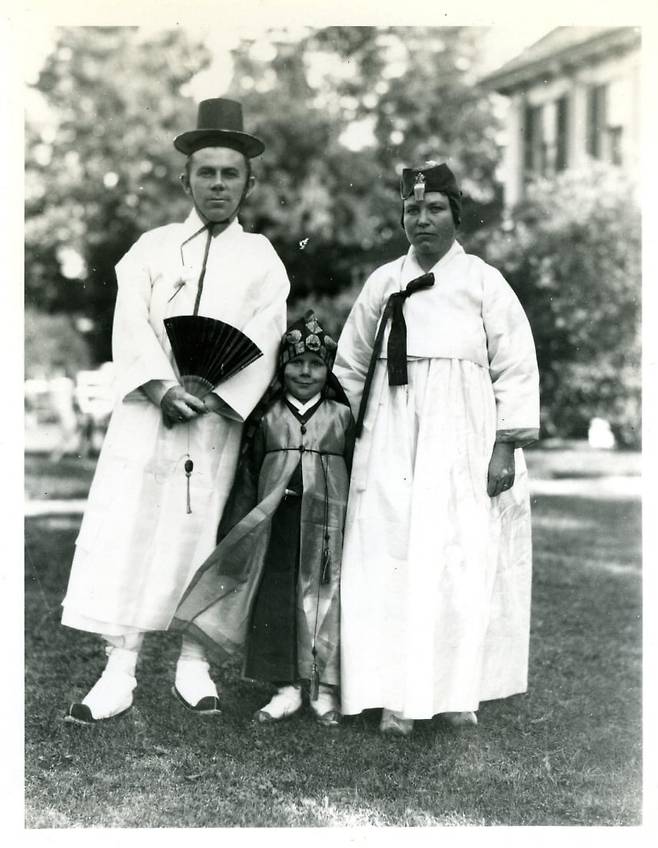 언더우드 가족(1923). 왼쪽부터 원한경, 원일한, 에델 언더우드. /연세대 기록관