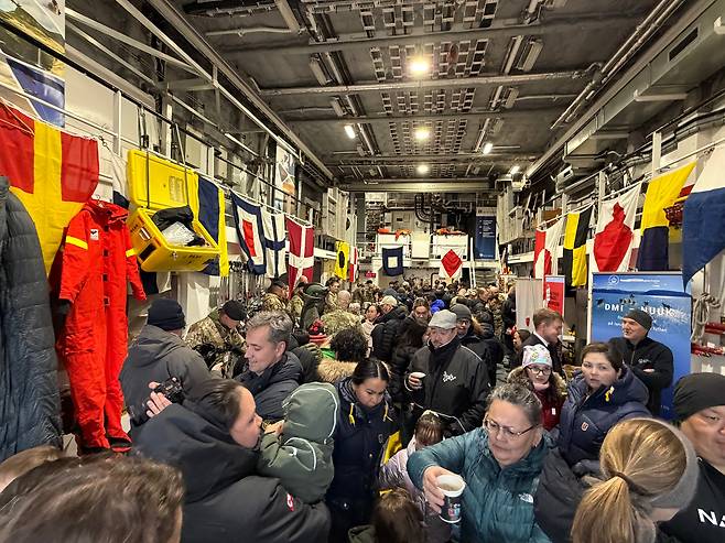 24일 그린란드 누크항에 정박한 덴마크 해군 호위함 HDMS 베데렌(Vædderen·F359)호 격납고에서 주민들이 다과를 나누며 전투 장비와 피복 등을 관람하고 있다./원선우 특파원