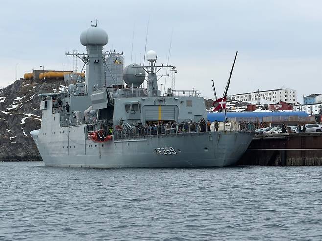 24일 그린란드 누크항에 정박한 덴마크 해군 호위함 HDMS 베데렌(Vædderen·F359)호./원선우 특파원