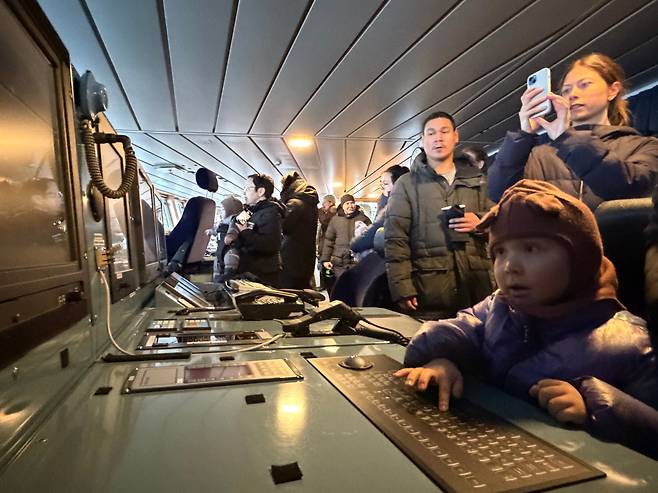 24일 그린란드 누크항에 정박한 덴마크 해군 호위함 HDMS 베데렌(Vædderen·F359)호 조타실에서 한 어린이가 조타 기계장비를 신기하다는 듯 조작하고 있다./원선우 특파원