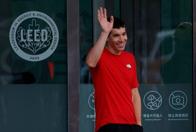 빌딩에 오르기 전 손을 흔드는 호놀드. / 로이터 연합뉴스