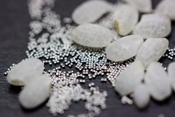 적층세라믹커패시터(MLCC)가 쌀과 섞여 있는 모습. MLCC는 전기를 보관했다가 일정량씩 내보내는 '댐'의 역할을 한다. 가로·세로 길이가 각각 머리카락 굵기(0.3mm) 수준이다. /삼성전기