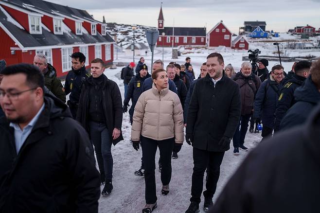메테 프레데릭센 덴마크 총리(왼쪽)이 지난 24일 그린란드누크를 ‘깜짝 방문’, 옌스페레데리크 닐센 그린란드 정부수반과 함께 누크 시내 곳곳을 걸으며 주민들을 위로하고 있다./AP 연합뉴스