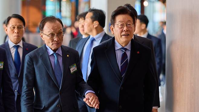 이재명 대통령과 이해찬 민주평화통일자문회의 수석부의장이 지난해 12월 2일 경기 고양시 킨텍스에서 열린 제22기 민주평화통일자문회의 출범회의에 참석하고 있다./뉴스1