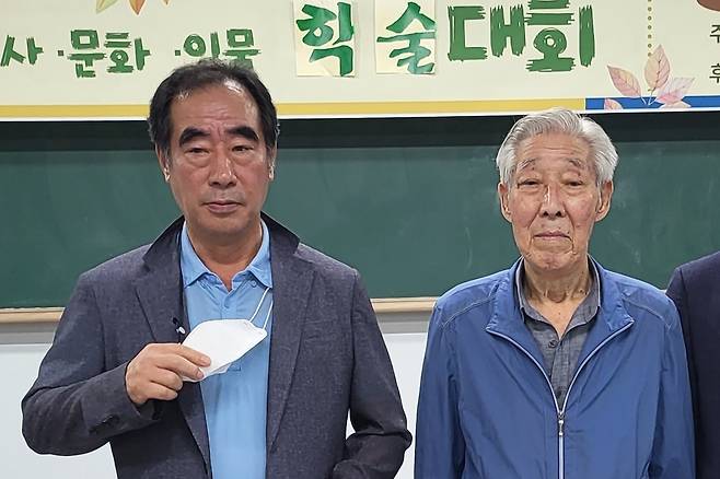 2022년 조영출 관련 학술대회와 가요제를 연 토정관 관장 김종욱(왼쪽)과 조명암의 사위 주경환(오른쪽).