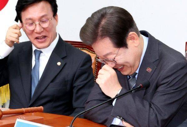 이재명 당시 더불어민주당 대표가 지난해 4월 7일 서울 여의도 국회에서 열린 최고위원회의에서 한준호 최고위원이 공개한 홍준표 대구시장의 "탄핵당한 당은 차기대선 포기해야 한다" 발언이 담긴 영상을 보며 활짝 웃고 있다. ⓒ연합뉴스