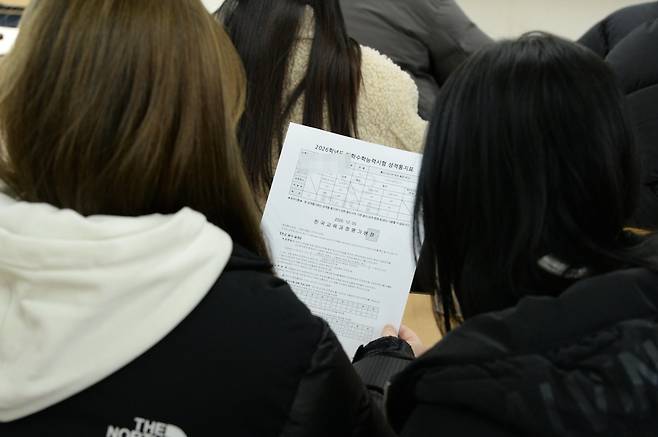 2026학년도 대학수학능력시험 성적표가 배부된 5일 울산 중구 다운고등학교에서 수험생들이 수능 성적표를 확인하고 있다.2025.12.05. [울산=뉴시스]