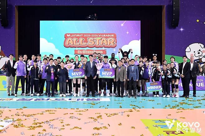 25일 강원 춘천에서 열린 2025~2026시즌 프로배구 V리그 올스타전이 끝나고 시상식을 하고 있다. 최우수선수(MVP)는 남자부 김우진(삼성화재), 여자부 양효진(현대건설)에게 돌아갔다. 세리머니상은 남자부 신영석(한국전력), 여자부 이다현(흥국생명)이 받았다. 한국배구연맹(KOVO) 제공