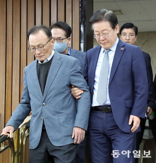 더불어민주당 이재명 대표와 이해찬 상임고문이 13일 서울 여의도 국회에서 열린 외교안보통일자문회의 출범식에 참석했다. 이훈구 기자 ufo@donga.com