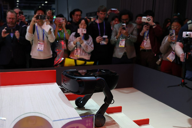 삼성전자와 LG전자의 신형 로봇청소기 출시가 늦어지는 사이 경쟁업체들이 공격적으로 신제품을 내놓고 있다. 사진은 미국 네바다주 라스베이거스 베네시안 컨벤션센터에서 열린 CES 2026에 마련된 로보락 부스에서 로봇청소기가 계단을 오르고 있는 모습. 연합뉴스