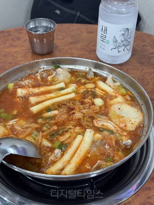 서대문구 ‘향촌’의 닭한마리 사진. 정래연기자