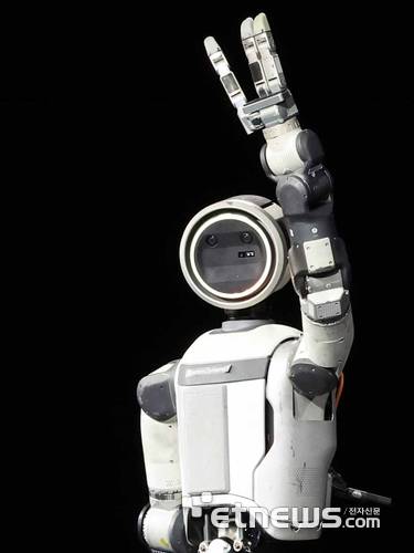 세계 최대 가전·정보기술(IT) 전시회 'CES 2026' 개막을 하루 앞둔 5일(현지시간) 미국 네바다주 라스베이거스 만달레이베이에서 열린 현대차그룹 프레스 컨퍼런스에서 휴머노이드 로봇 아틀라스 시제품이 관객들에게 인사하고 있다. 라스베이거스=이동근기자 foto@etnews.com