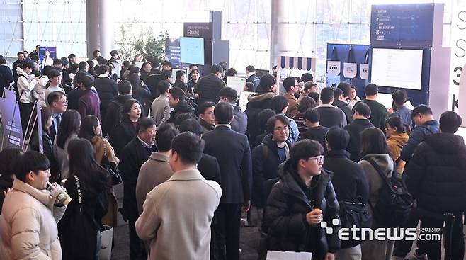 지난달 30일 서울 삼성동 코엑스에서 과학기술정보통신부와 정보통신산업진흥원(NIPA) 주최로 열린 '독자 AI 파운데이션 모델' 프로젝트 1차 발표회 현장. 전자신문DB